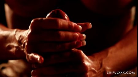 Грудастая красотка нежно насаживается на большой член