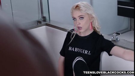 Эффектная брюнетка сосет огромный черный член на камеру